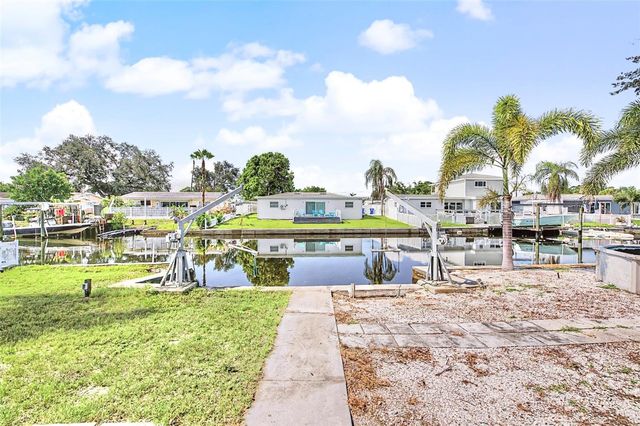 9472 TREASURE LANE NE, St Petersburg, FL 33702