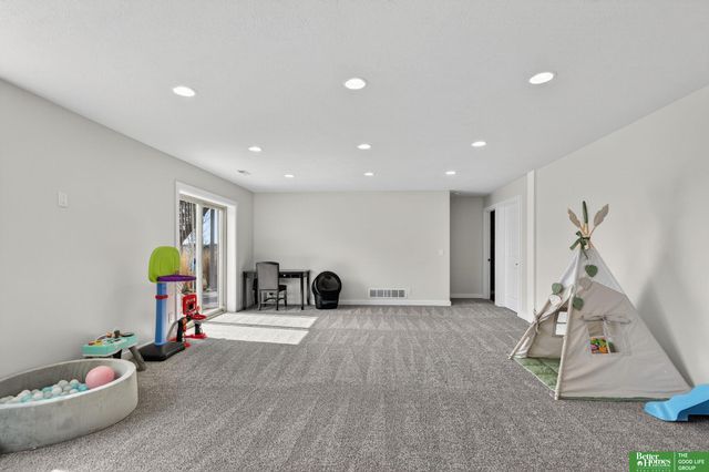 18807 Cottonwood Street, Omaha, NE 68136