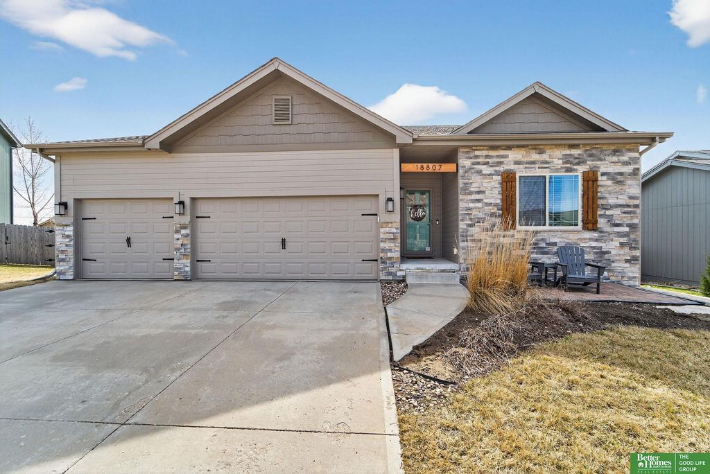 18807 Cottonwood Street, Omaha, NE 68136