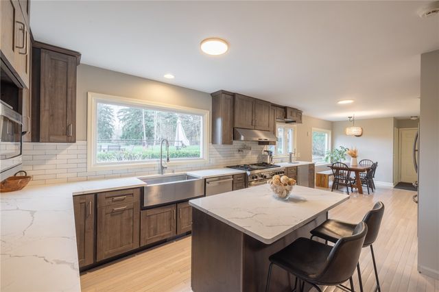 75 Pickwick Drive, Pittsford, NY 14618