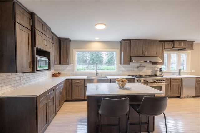 75 Pickwick Drive, Pittsford, NY 14618