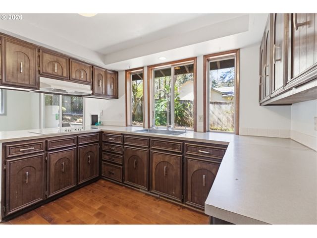 320 DELLWOOD Dr, Eugene, OR 97405