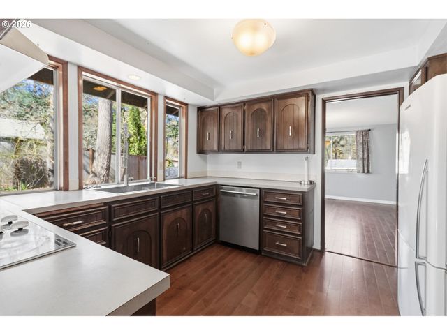 320 DELLWOOD Dr, Eugene, OR 97405