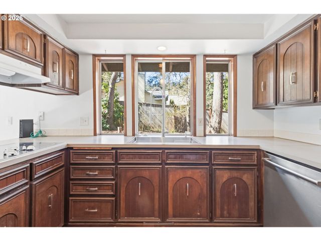 320 DELLWOOD Dr, Eugene, OR 97405