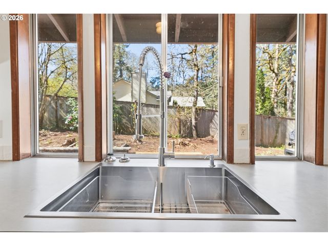 320 DELLWOOD Dr, Eugene, OR 97405