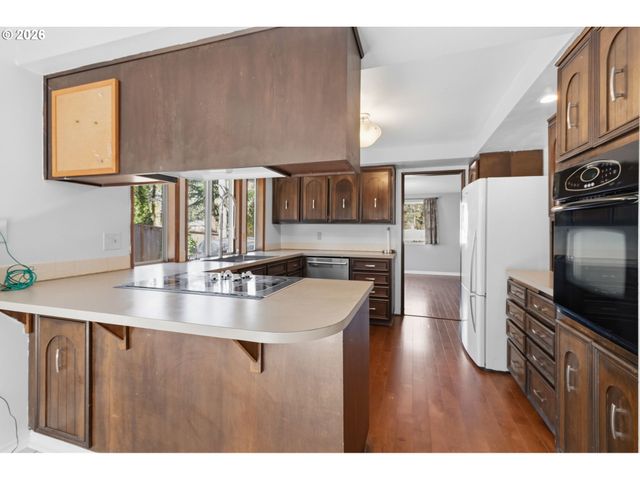 320 DELLWOOD Dr, Eugene, OR 97405