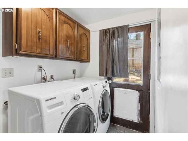 320 DELLWOOD Dr, Eugene, OR 97405