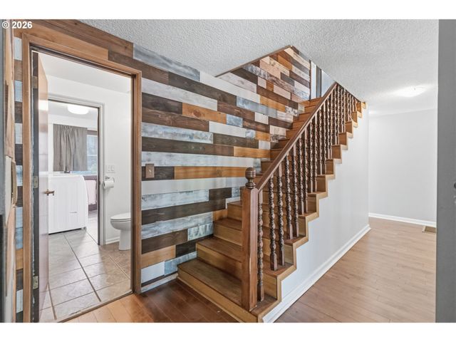 320 DELLWOOD Dr, Eugene, OR 97405