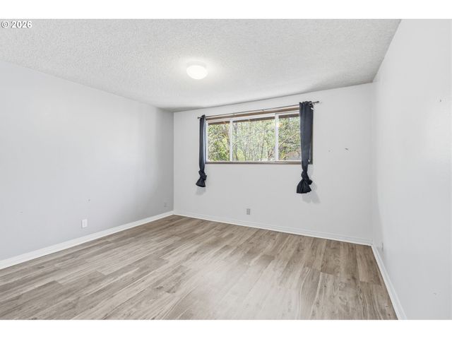 320 DELLWOOD Dr, Eugene, OR 97405