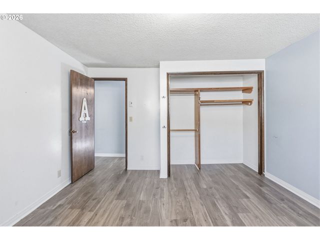 320 DELLWOOD Dr, Eugene, OR 97405