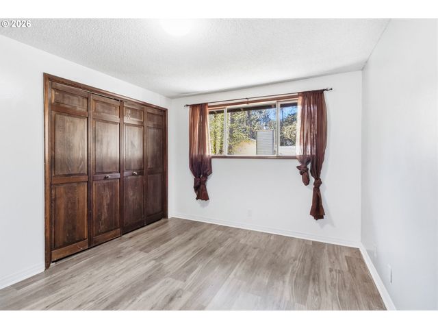 320 DELLWOOD Dr, Eugene, OR 97405