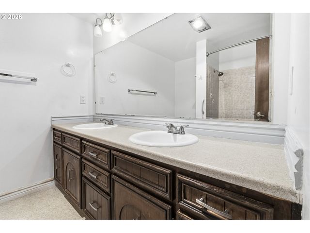 320 DELLWOOD Dr, Eugene, OR 97405