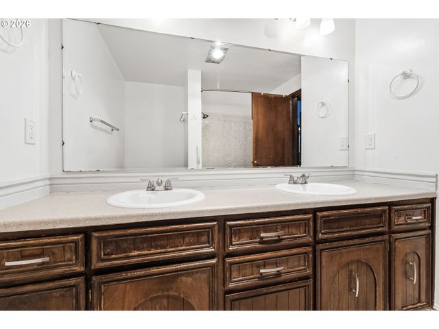 320 DELLWOOD Dr, Eugene, OR 97405