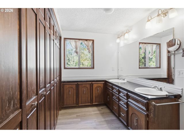 320 DELLWOOD Dr, Eugene, OR 97405