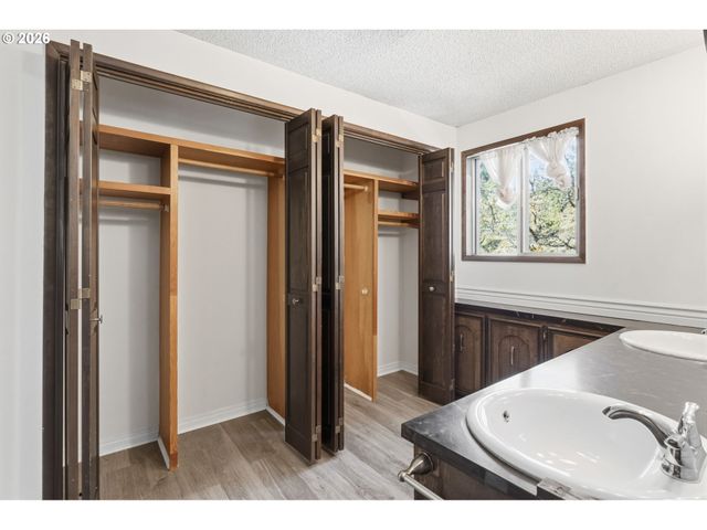 320 DELLWOOD Dr, Eugene, OR 97405