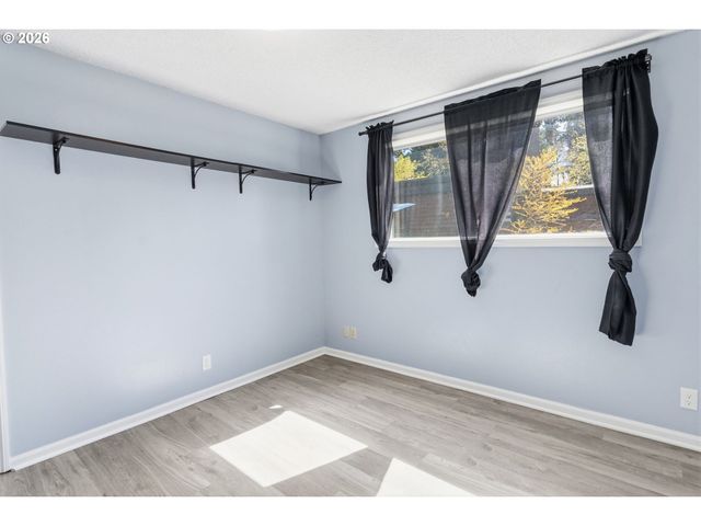 320 DELLWOOD Dr, Eugene, OR 97405