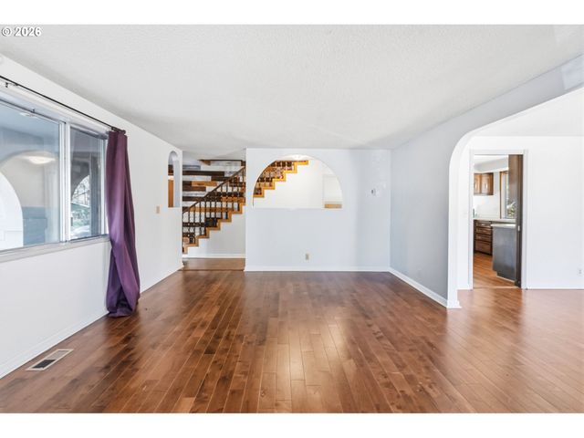 320 DELLWOOD Dr, Eugene, OR 97405