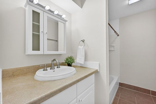 107 E Willowick Avenue 17, Friendswood, TX 77546
