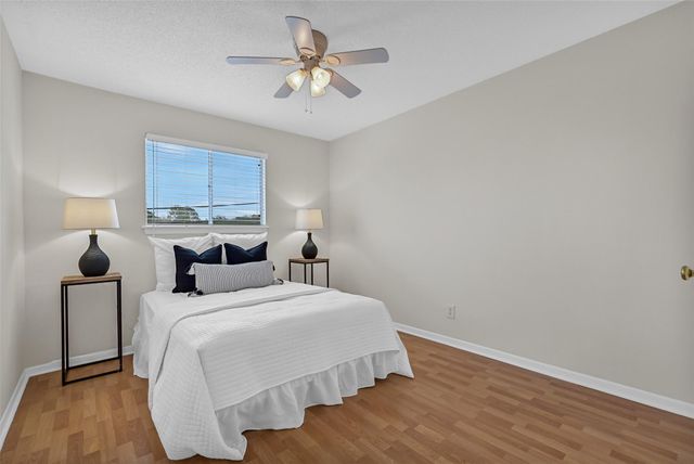 107 E Willowick Avenue 17, Friendswood, TX 77546