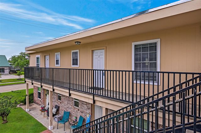 107 E Willowick Avenue 17, Friendswood, TX 77546