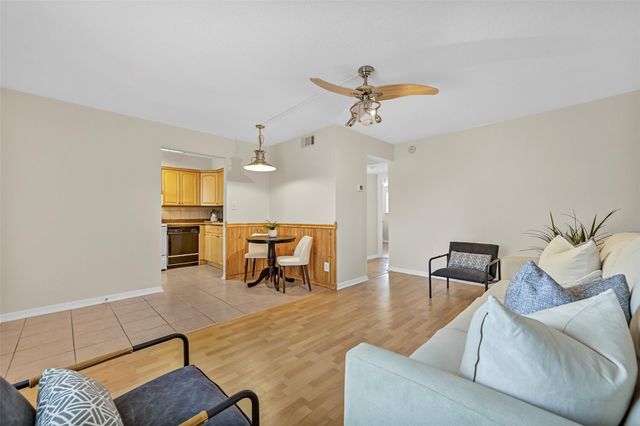 107 E Willowick Avenue 17, Friendswood, TX 77546