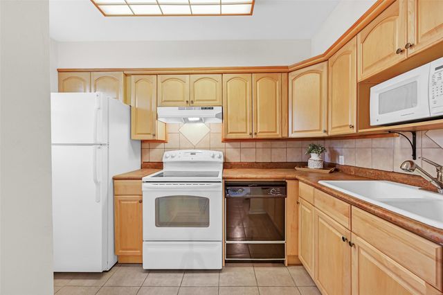 107 E Willowick Avenue 17, Friendswood, TX 77546