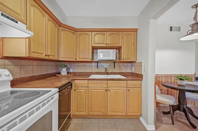 107 E Willowick Avenue 17, Friendswood, TX 77546