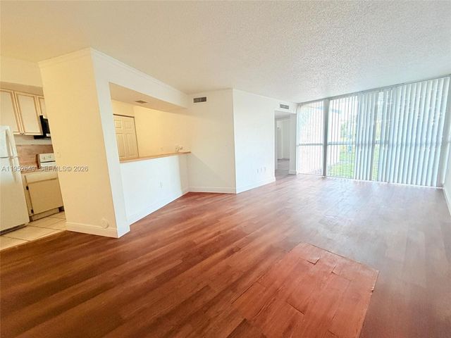 6995 NW 186th St E104, Hialeah, FL 33015