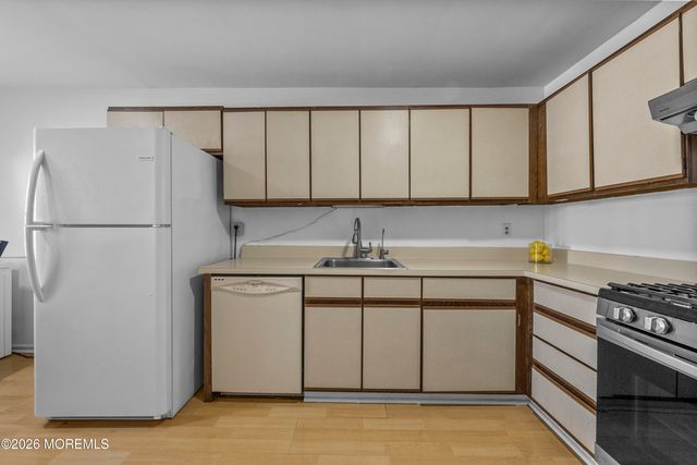 99 Woodmere Drive 705, Parlin, NJ 08859