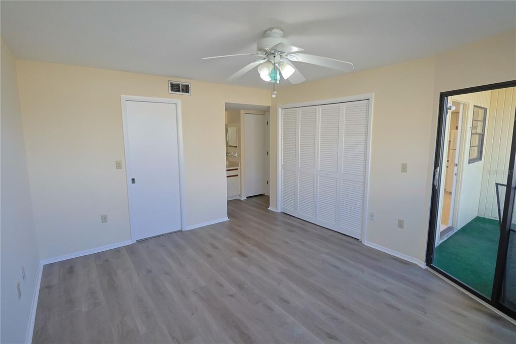 Image 11 of property listing at 2515 BAYSHORE GARDENS PARKWAY 9, Bradenton, FL 34207