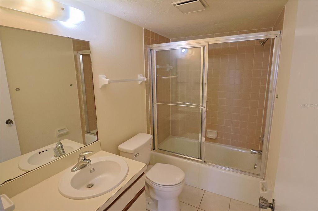 Image 14 of property listing at 2515 BAYSHORE GARDENS PARKWAY 9, Bradenton, FL 34207