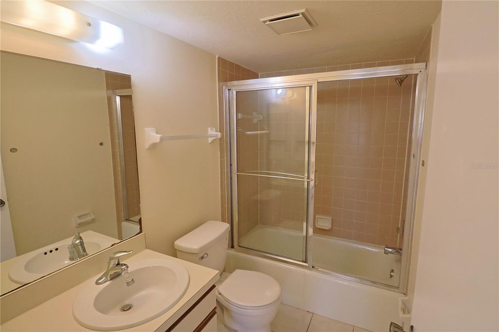 Image 17 of property listing at 2515 BAYSHORE GARDENS PARKWAY 9, Bradenton, FL 34207