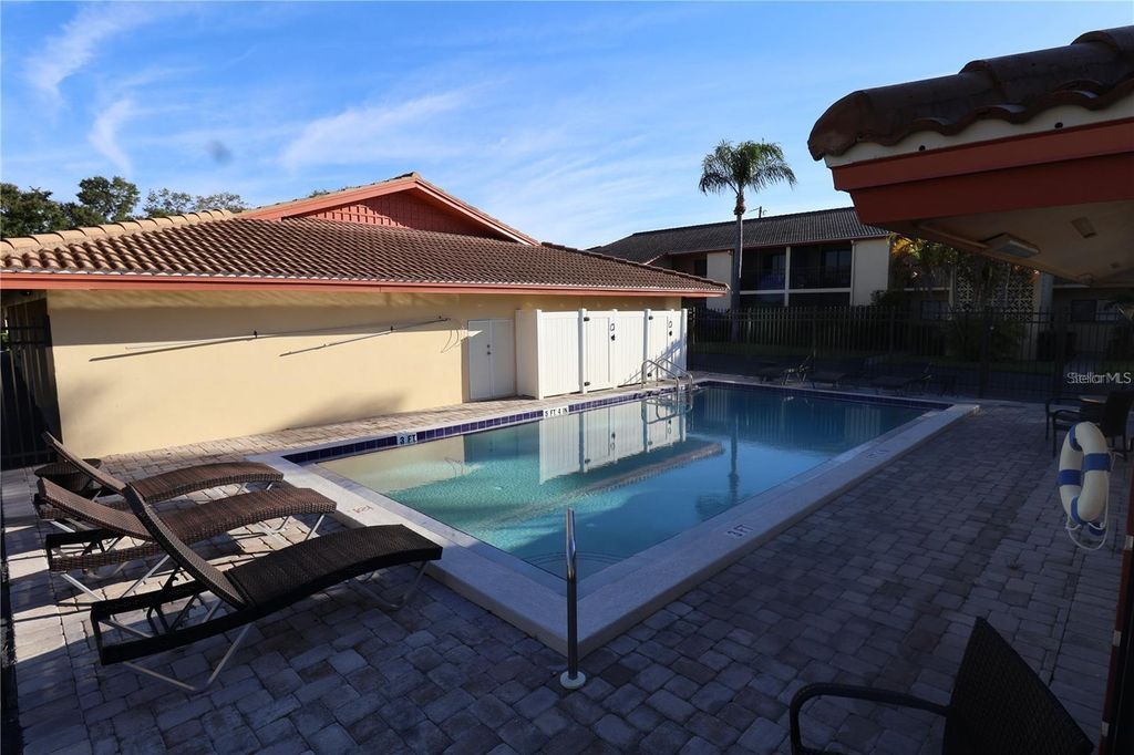 Image 3 of property listing at 2515 BAYSHORE GARDENS PARKWAY 9, Bradenton, FL 34207