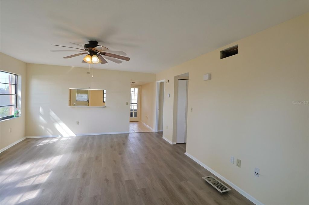 Image 6 of property listing at 2515 BAYSHORE GARDENS PARKWAY 9, Bradenton, FL 34207