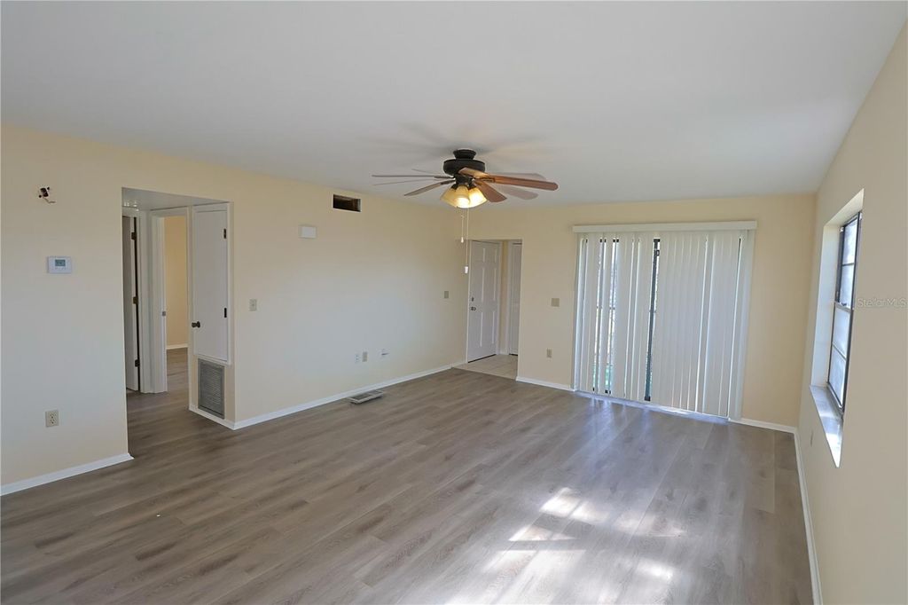 Image 7 of property listing at 2515 BAYSHORE GARDENS PARKWAY 9, Bradenton, FL 34207