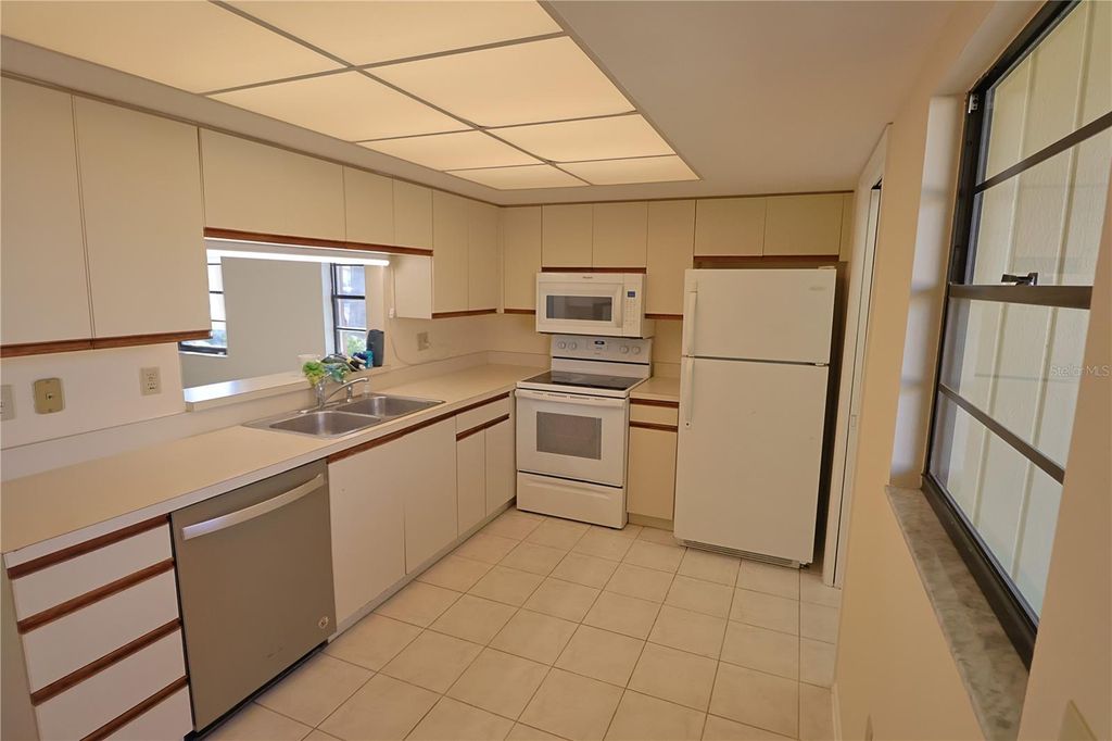 Image 9 of property listing at 2515 BAYSHORE GARDENS PARKWAY 9, Bradenton, FL 34207