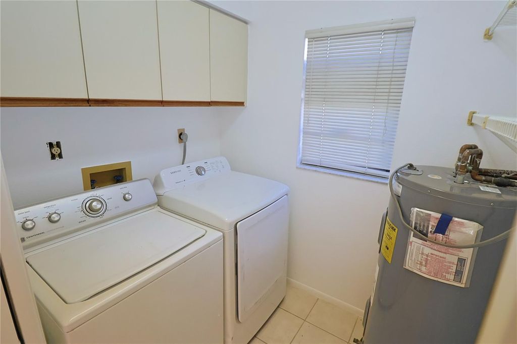 Image 10 of property listing at 2515 BAYSHORE GARDENS PARKWAY 9, Bradenton, FL 34207