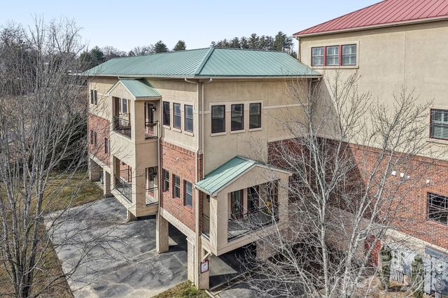 475 S Church Street E, Hendersonville, NC 28792