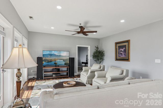 475 S Church Street E, Hendersonville, NC 28792