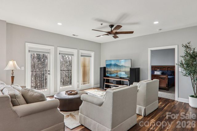 475 S Church Street E, Hendersonville, NC 28792