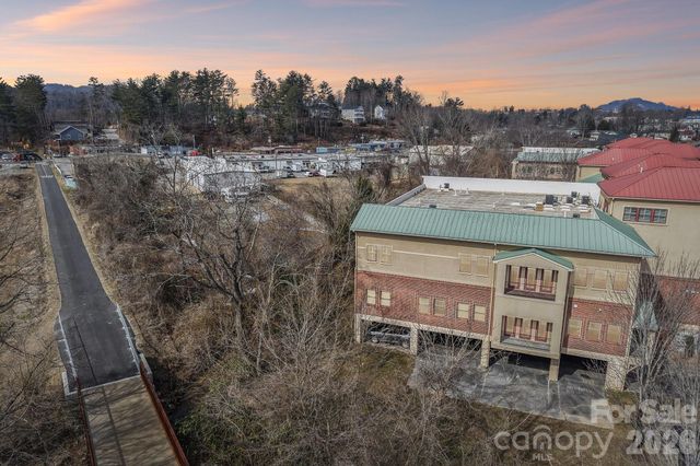 475 S Church Street E, Hendersonville, NC 28792