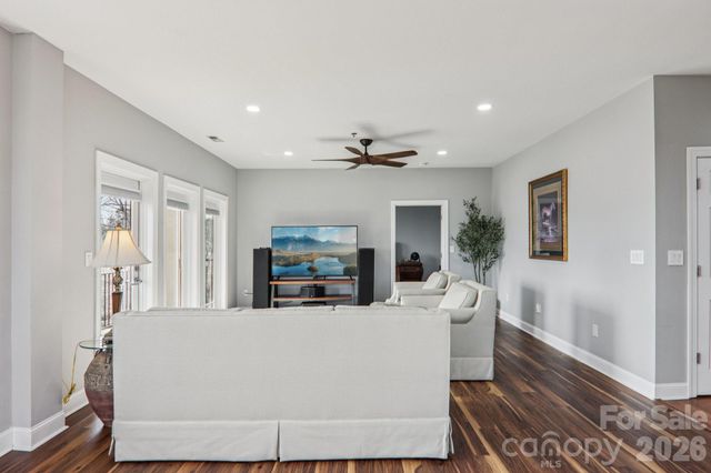 475 S Church Street E, Hendersonville, NC 28792