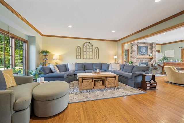 15 Mulberry Drive, Hawthorn Woods, IL 60047