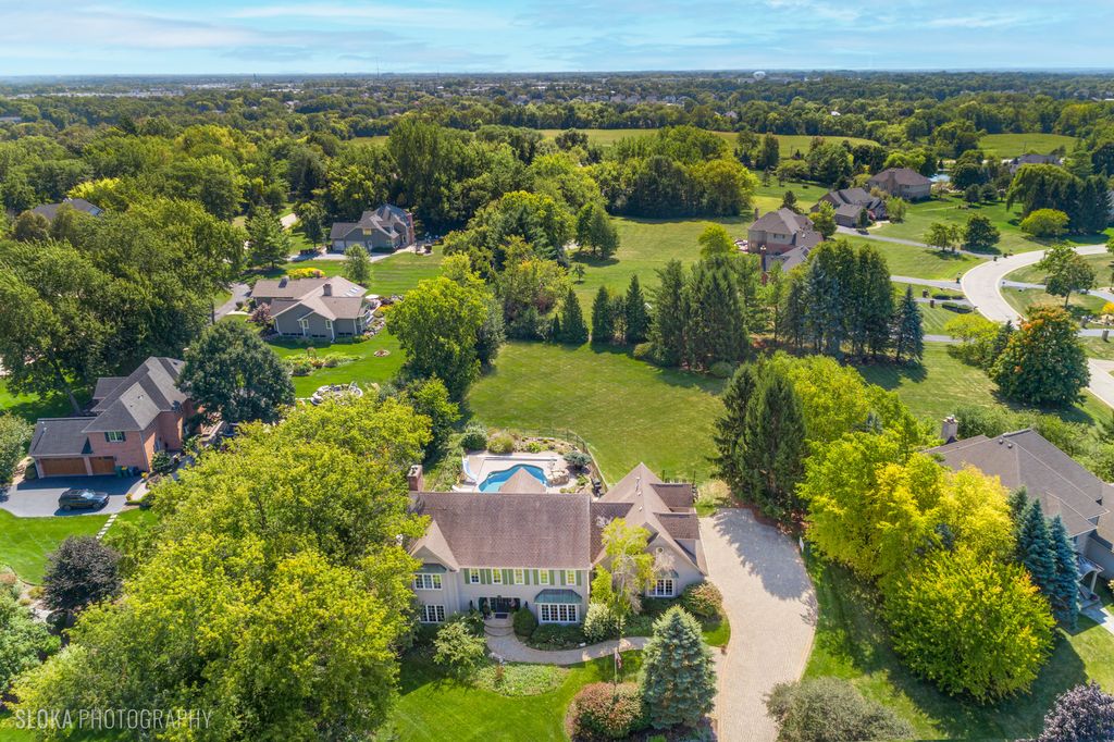 15 Mulberry Drive, Hawthorn Woods, IL 60047