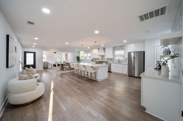 2501 Briarhurst Drive, Houston, TX 77057