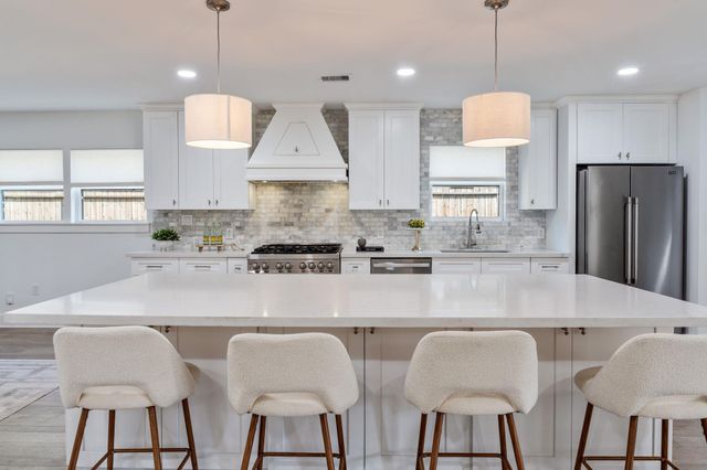 2501 Briarhurst Drive, Houston, TX 77057