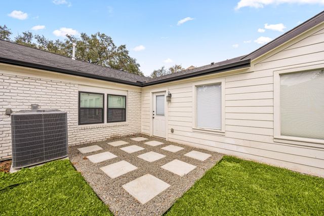 2501 Briarhurst Drive, Houston, TX 77057