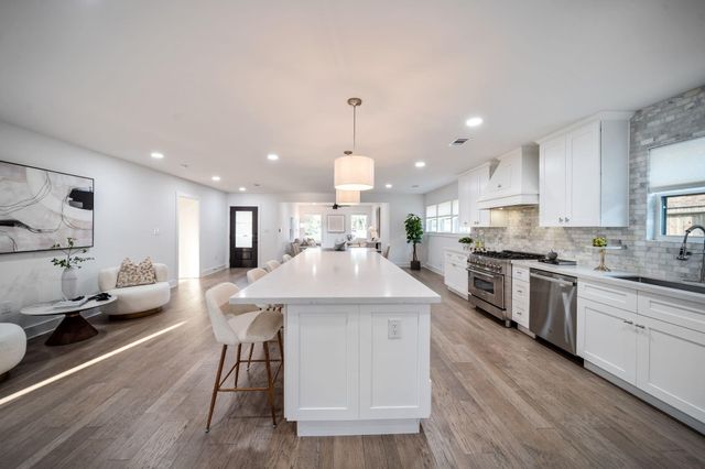 2501 Briarhurst Drive, Houston, TX 77057