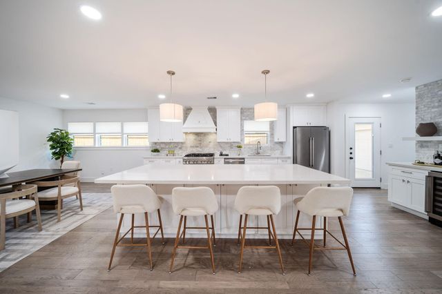 2501 Briarhurst Drive, Houston, TX 77057