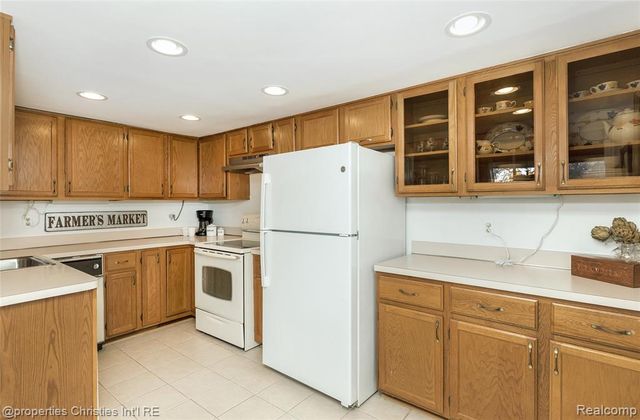 19710 W 13 Mile Road 101, Beverly Hills, MI 48025